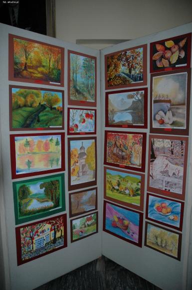 Zobacz w bibliotece wystawę pt. Barwy jesieni