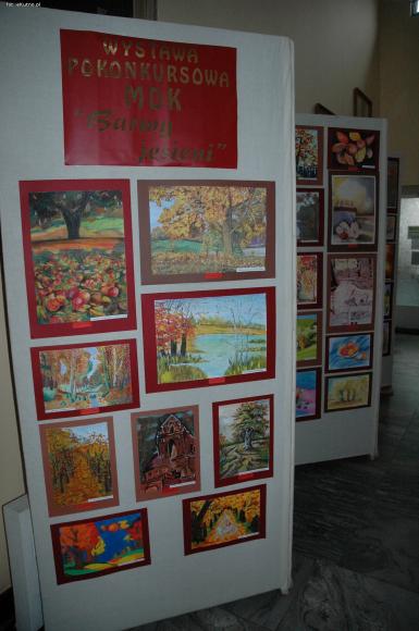 Zobacz w bibliotece wystawę pt. Barwy jesieni