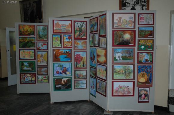 Zobacz w bibliotece wystawę pt. Barwy jesieni