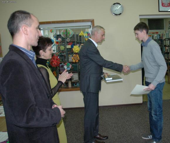 Zobacz w bibliotece wystawę pt. Barwy jesieni