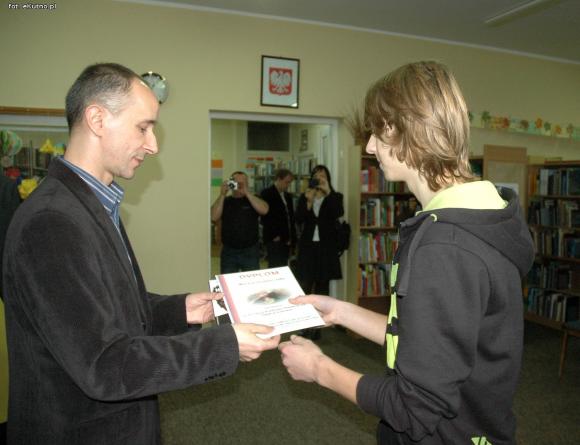 Zobacz w bibliotece wystawę pt. Barwy jesieni