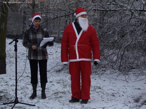 Najładniejsze ozdoby i wspólne ubieranie choinek w kutnowskim parku