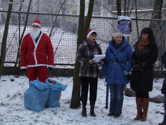 Najładniejsze ozdoby i wspólne ubieranie choinek w kutnowskim parku