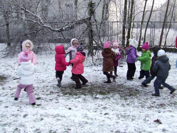 Najładniejsze ozdoby i wspólne ubieranie choinek w kutnowskim parku