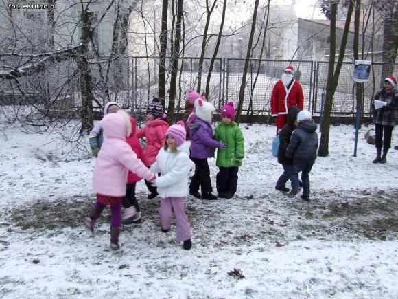 Najładniejsze ozdoby i wspólne ubieranie choinek w kutnowskim parku