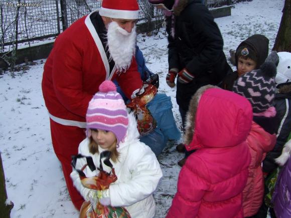 Najładniejsze ozdoby i wspólne ubieranie choinek w kutnowskim parku