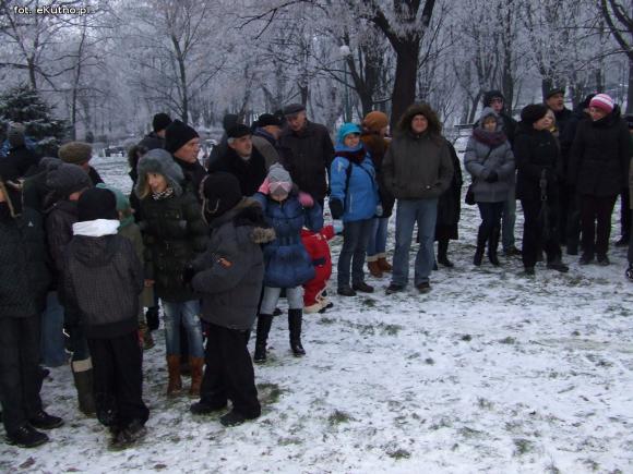 Najładniejsze ozdoby i wspólne ubieranie choinek w kutnowskim parku