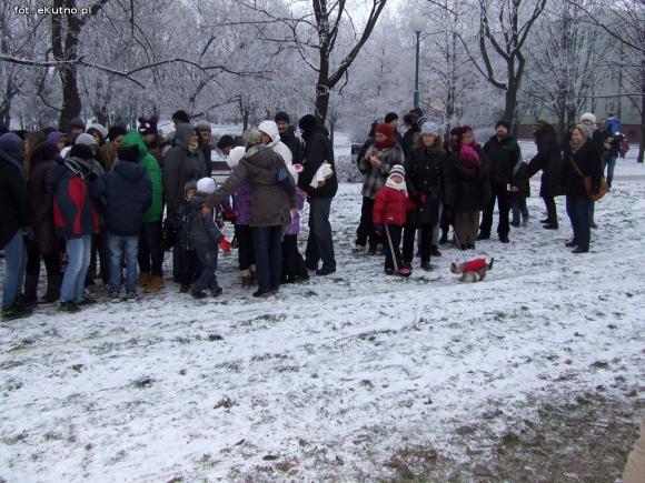 Najładniejsze ozdoby i wspólne ubieranie choinek w kutnowskim parku
