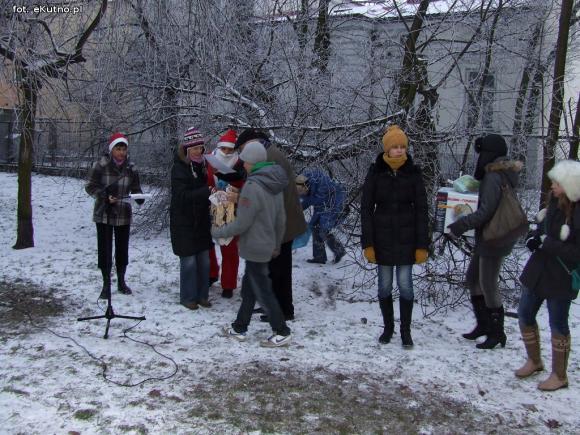 Najładniejsze ozdoby i wspólne ubieranie choinek w kutnowskim parku
