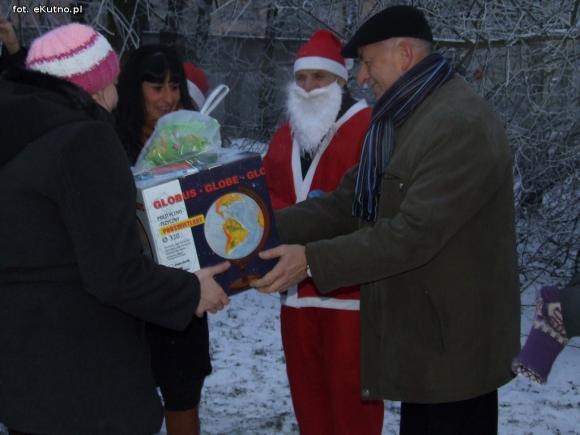 Najładniejsze ozdoby i wspólne ubieranie choinek w kutnowskim parku