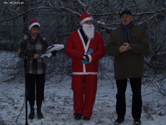 Najładniejsze ozdoby i wspólne ubieranie choinek w kutnowskim parku