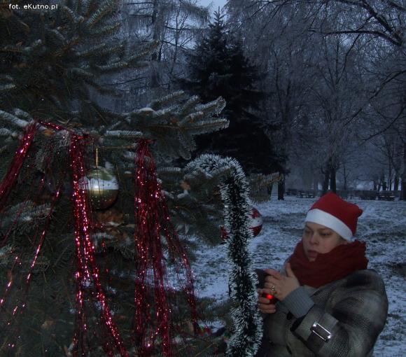 Najładniejsze ozdoby i wspólne ubieranie choinek w kutnowskim parku