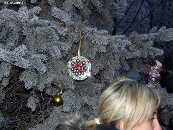 Najładniejsze ozdoby i wspólne ubieranie choinek w kutnowskim parku