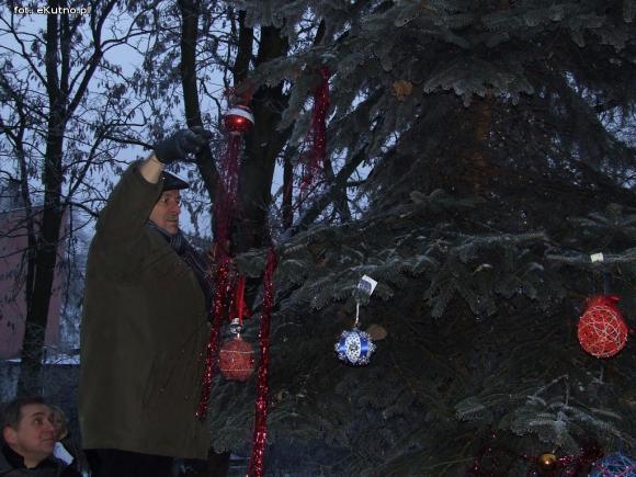 Najładniejsze ozdoby i wspólne ubieranie choinek w kutnowskim parku