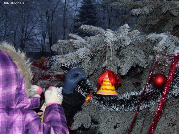 Najładniejsze ozdoby i wspólne ubieranie choinek w kutnowskim parku