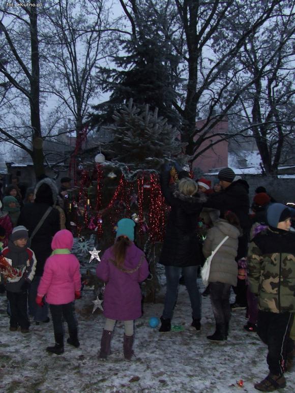Najładniejsze ozdoby i wspólne ubieranie choinek w kutnowskim parku