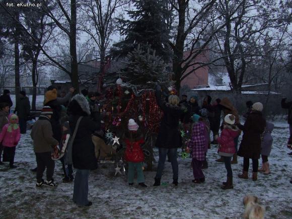 Najładniejsze ozdoby i wspólne ubieranie choinek w kutnowskim parku
