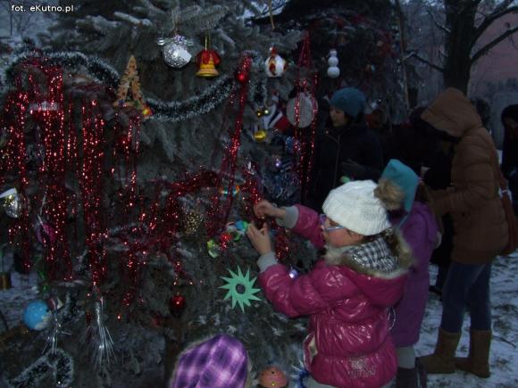 Najładniejsze ozdoby i wspólne ubieranie choinek w kutnowskim parku