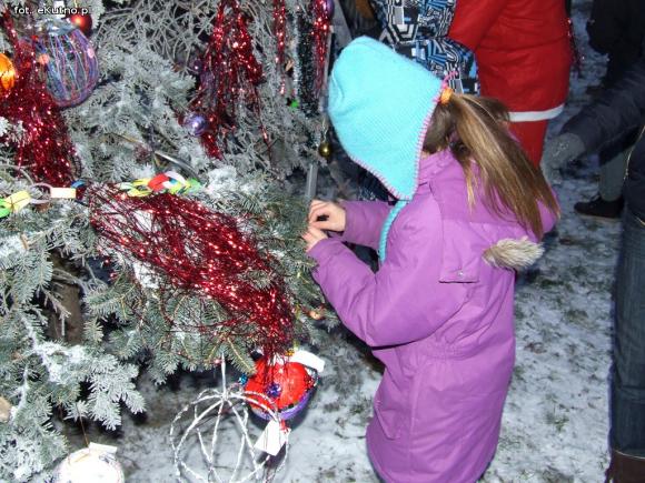 Najładniejsze ozdoby i wspólne ubieranie choinek w kutnowskim parku