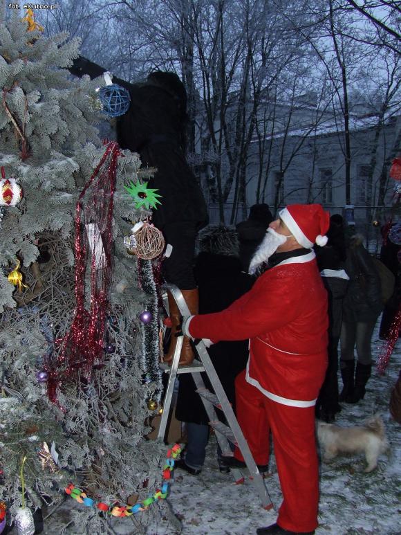 Najładniejsze ozdoby i wspólne ubieranie choinek w kutnowskim parku