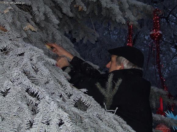 Najładniejsze ozdoby i wspólne ubieranie choinek w kutnowskim parku