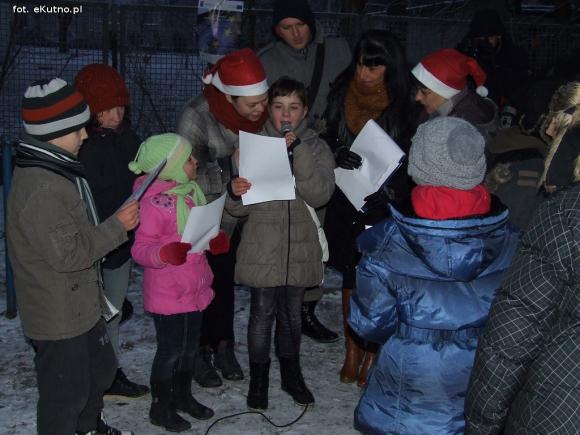 Najładniejsze ozdoby i wspólne ubieranie choinek w kutnowskim parku