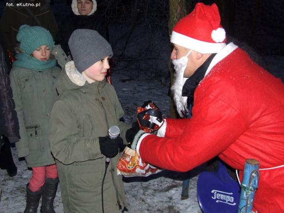 Najładniejsze ozdoby i wspólne ubieranie choinek w kutnowskim parku