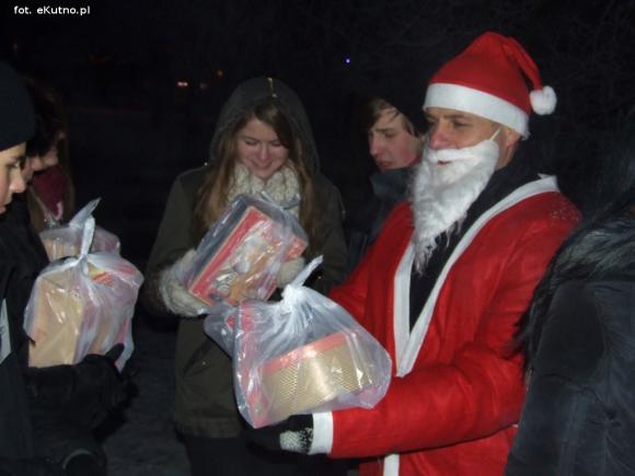 Najładniejsze ozdoby i wspólne ubieranie choinek w kutnowskim parku
