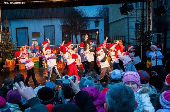 Wigilia z wielką rodziną przed Ratuszem w Kutnie