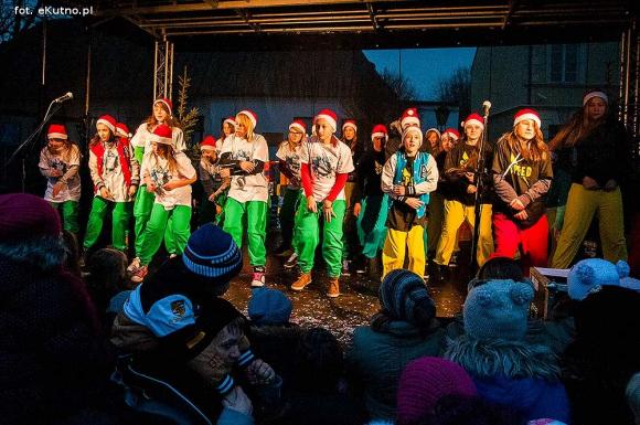 Wigilia z wielką rodziną przed Ratuszem w Kutnie