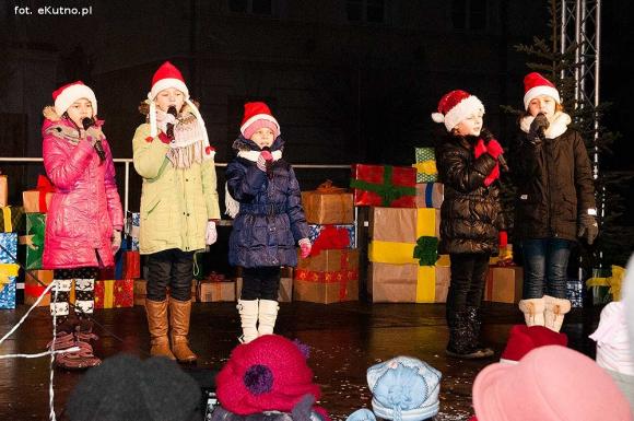 Wigilia z wielką rodziną przed Ratuszem w Kutnie