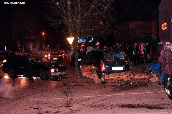 Kraksa na Wyszyńskiego: cztery auta i potrącenie pieszego