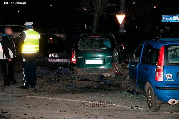 Kraksa na Wyszyńskiego: cztery auta i potrącenie pieszego