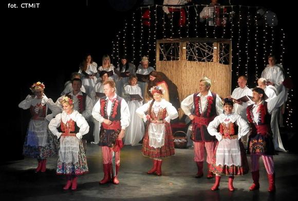 Samotna gwiazda z długim, promiennym warkoczem. O Wesołej Nowinie na motywach Betlejem polskiego