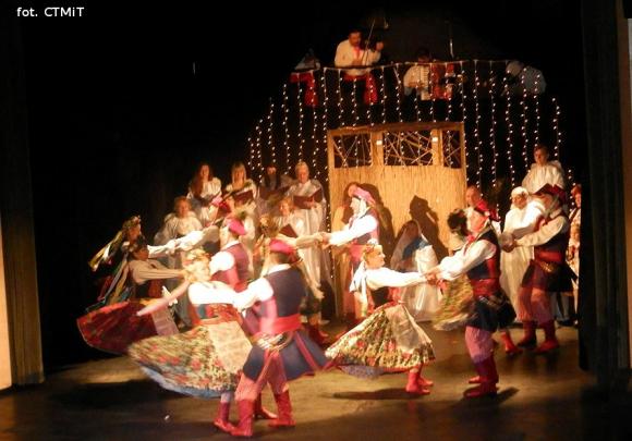 Samotna gwiazda z długim, promiennym warkoczem. O Wesołej Nowinie na motywach Betlejem polskiego