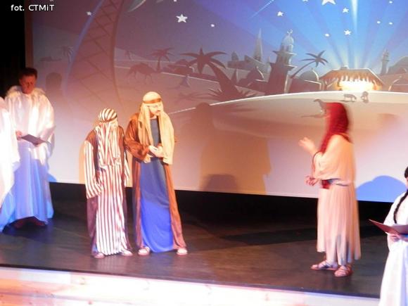 Samotna gwiazda z długim, promiennym warkoczem. O Wesołej Nowinie na motywach Betlejem polskiego