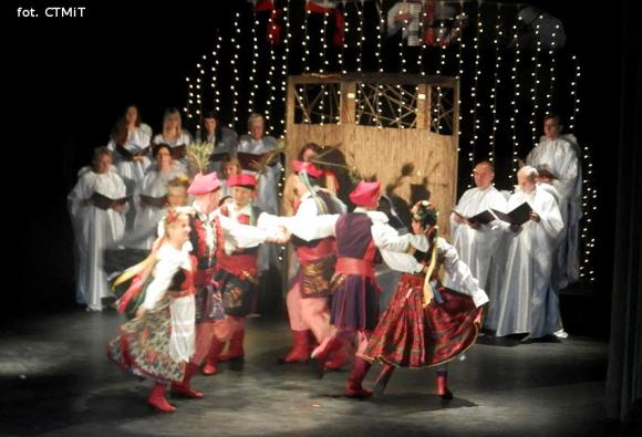 Samotna gwiazda z długim, promiennym warkoczem. O Wesołej Nowinie na motywach Betlejem polskiego