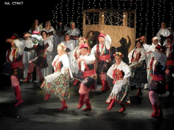 Samotna gwiazda z długim, promiennym warkoczem. O Wesołej Nowinie na motywach Betlejem polskiego