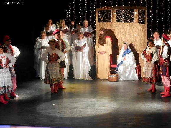 Samotna gwiazda z długim, promiennym warkoczem. O Wesołej Nowinie na motywach Betlejem polskiego