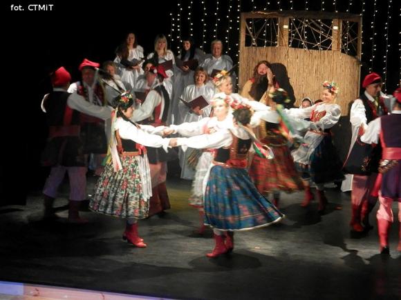 Samotna gwiazda z długim, promiennym warkoczem. O Wesołej Nowinie na motywach Betlejem polskiego