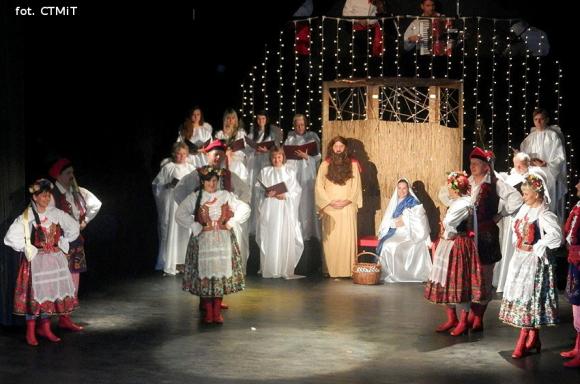 Samotna gwiazda z długim, promiennym warkoczem. O Wesołej Nowinie na motywach Betlejem polskiego