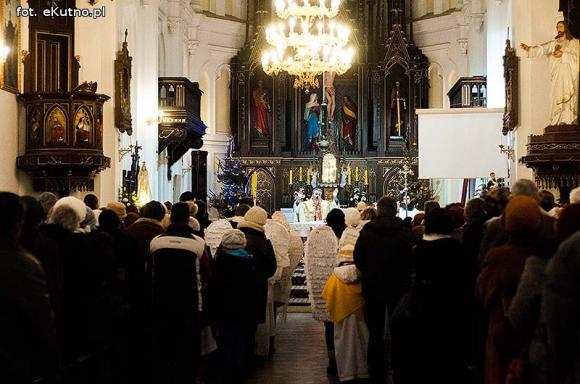 Pójdźmy wszyscy do stajenki... Manifestacja wiary w śnieżnej scenerii