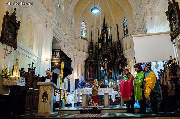 Pójdźmy wszyscy do stajenki... Manifestacja wiary w śnieżnej scenerii