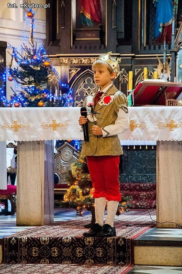 Pójdźmy wszyscy do stajenki... Manifestacja wiary w śnieżnej scenerii