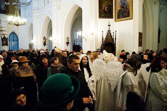 Pójdźmy wszyscy do stajenki... Manifestacja wiary w śnieżnej scenerii