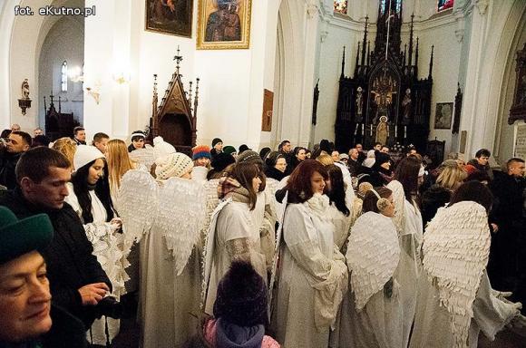 Pójdźmy wszyscy do stajenki... Manifestacja wiary w śnieżnej scenerii