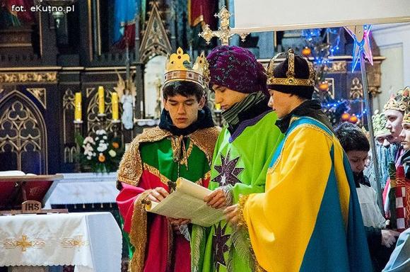 Pójdźmy wszyscy do stajenki... Manifestacja wiary w śnieżnej scenerii