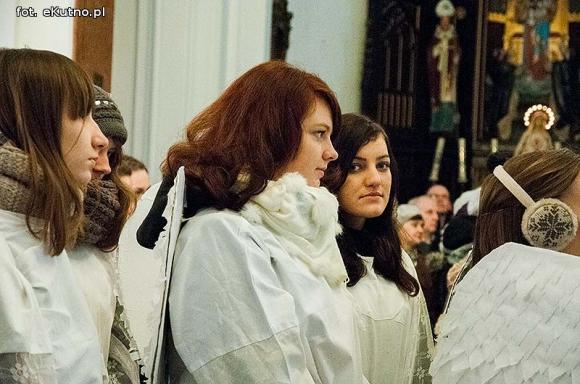 Pójdźmy wszyscy do stajenki... Manifestacja wiary w śnieżnej scenerii