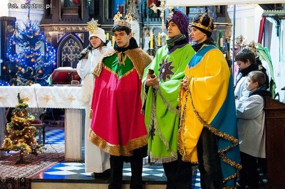 Pójdźmy wszyscy do stajenki... Manifestacja wiary w śnieżnej scenerii