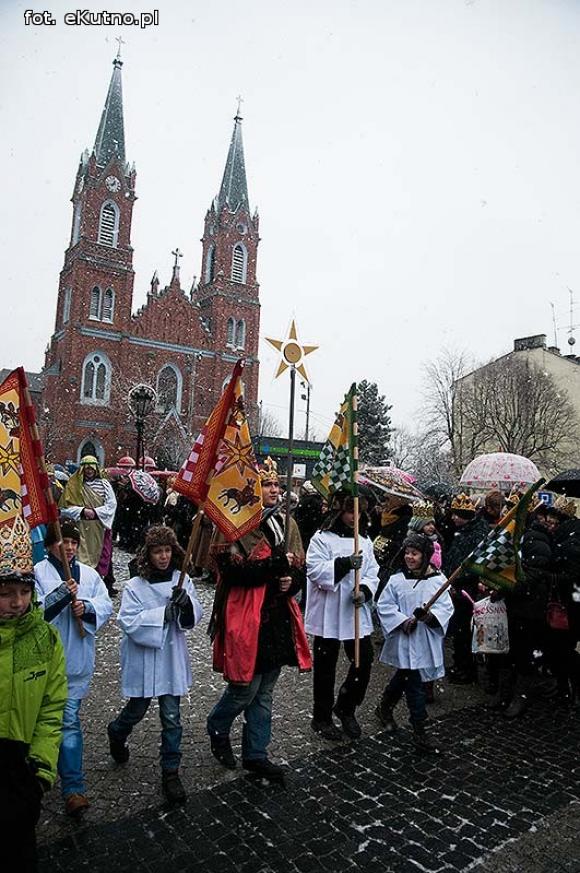 Pójdźmy wszyscy do stajenki... Manifestacja wiary w śnieżnej scenerii